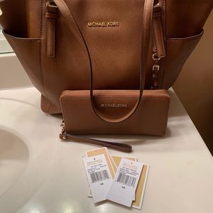 Michael Kors Jet Set Handbag/Wallet Combo